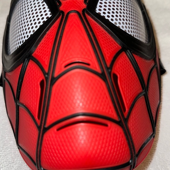 DISNEYPARKS MARVEL EXCLUSIVE- SPIDERMAN LIGHT UP BRAIN 😆 AND TALKING MASK - Picture 8 of 10